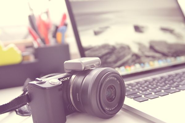 Poradnik dla pasjonatów fotografii - jakim sprzętem warto się zainteresować?